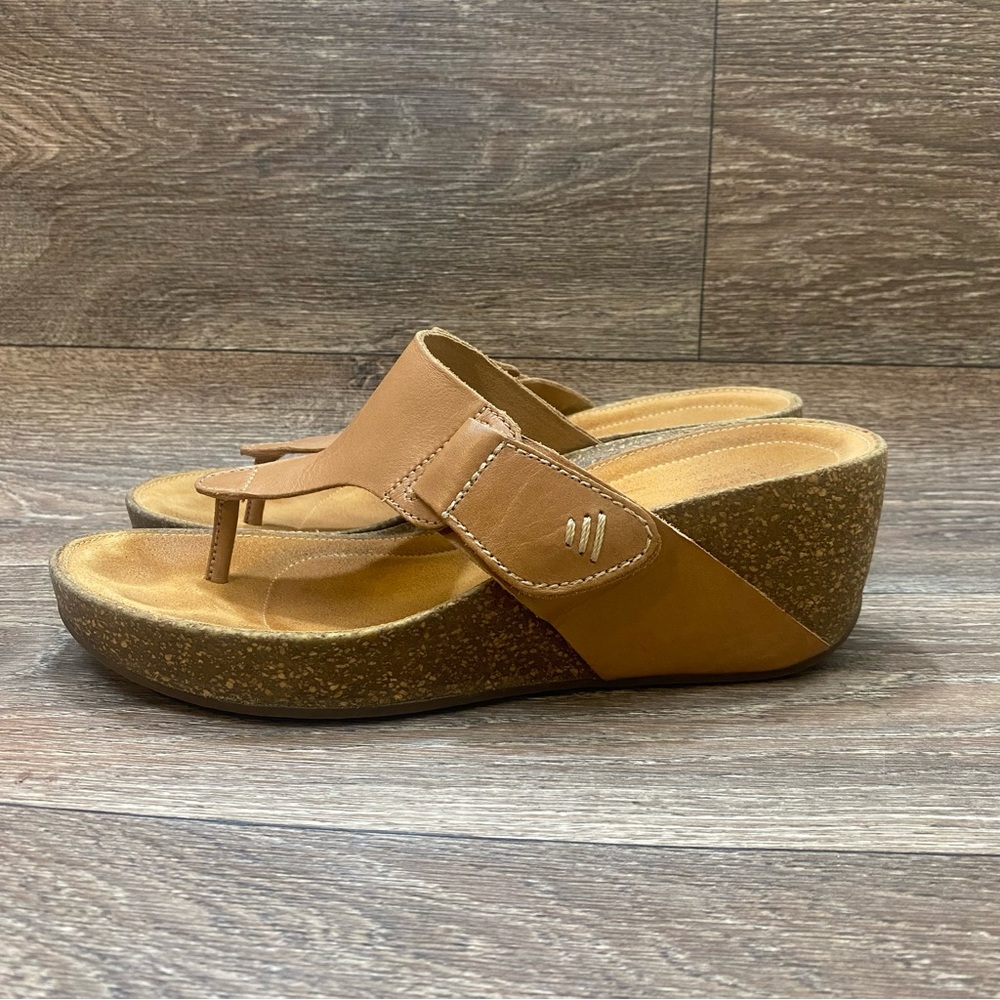 CLARKS ARTISIAN LADIES TERMIRA WEST LEATHER CAMEL THONG WEDGE SANDALS SIZE 10